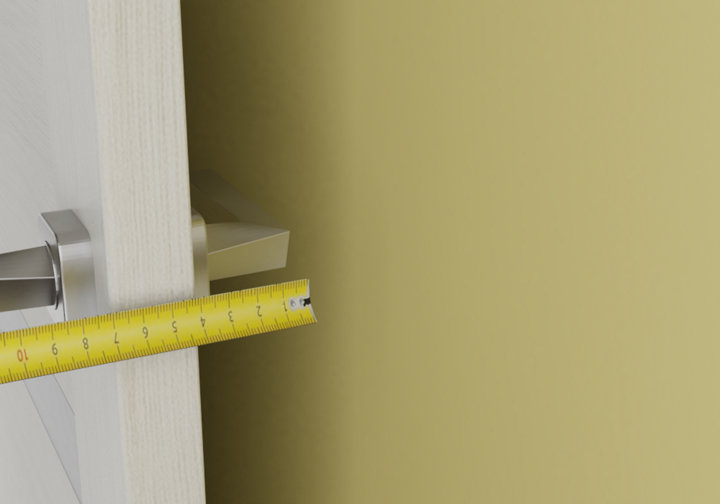 Mètre mesurant espace poignée de porte et mur