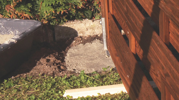 Comment poser une clôture avec des panneaux prémontés en bois ?