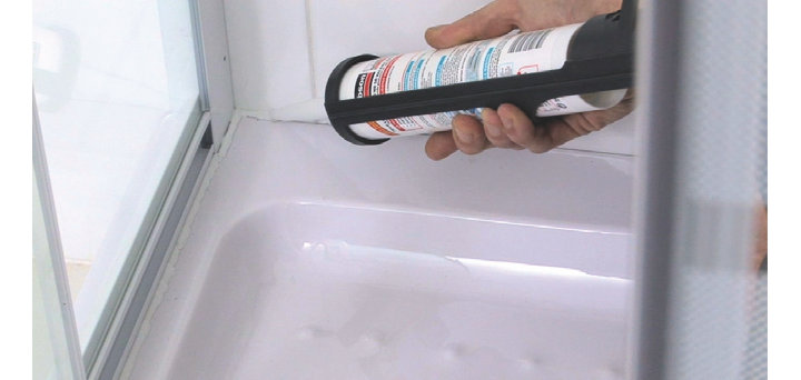 Comment installer un receveur et des parois de douche ?