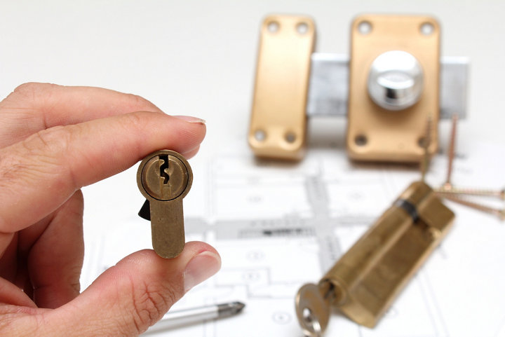 Kit verrou, serrure sur une table