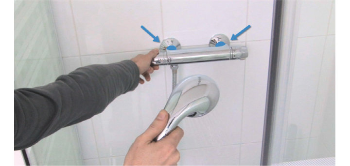 Comment installer un receveur et des parois de douche ?
