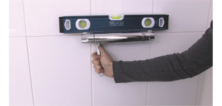 Comment installer un receveur et des parois de douche ?