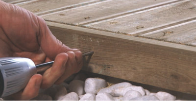 Installer une terrasse en pose vissée