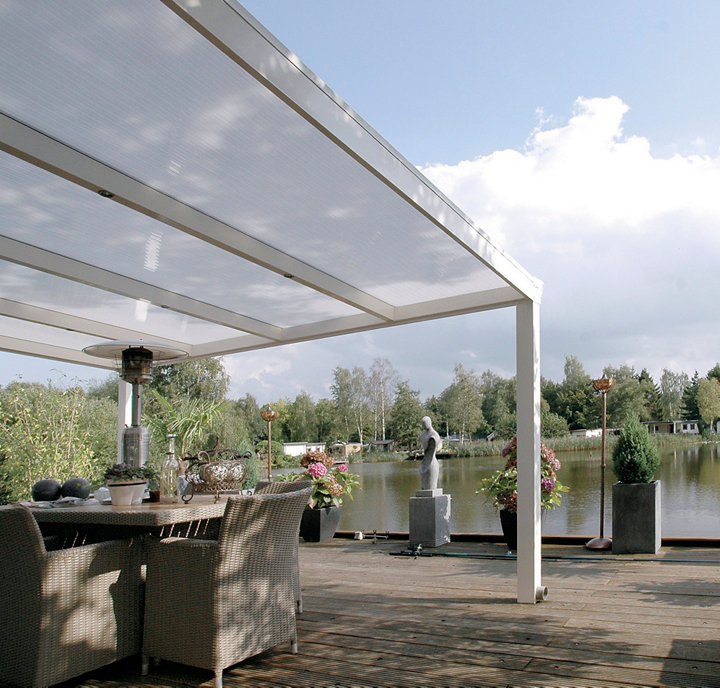 Salon de jardin devant lac avec tonnelle avec plaques polycarbonate translucide