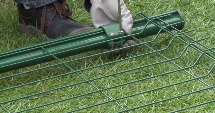 Vissez les colliers sans les serrer au maximum