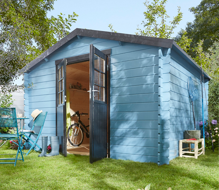 Un abri de jardin en bois peint en bleu