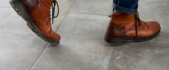 Homme qui marche sur du carrelage