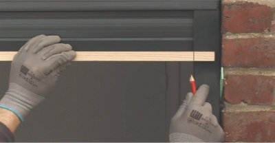 Installer un volet roulant électrique sous linteau