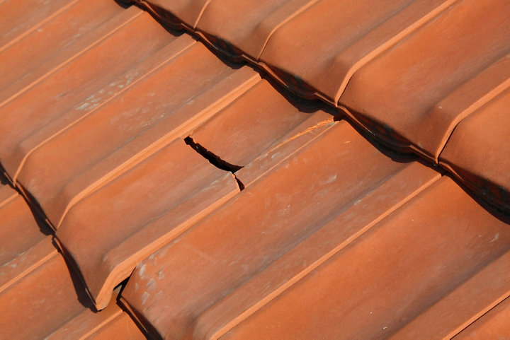 Une photo d'une tuile cassée sur une toiture de maison