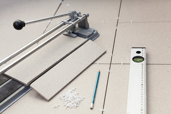 Carrelage et coupe carreau avec un carrelage dessus et croisillons avec niveau