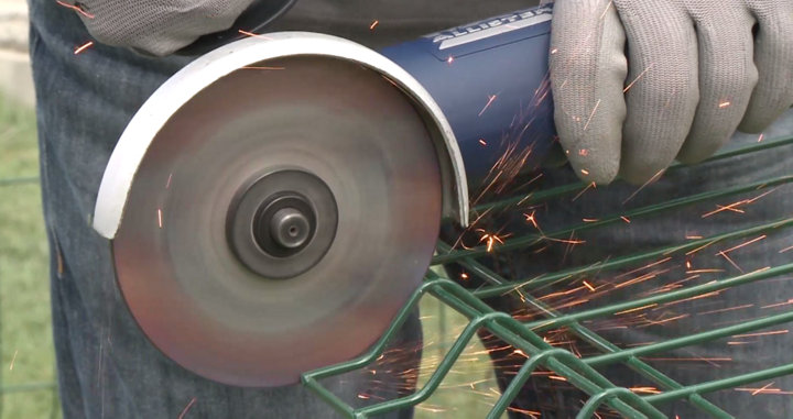 Utilisez une meuleuse et un disque métal