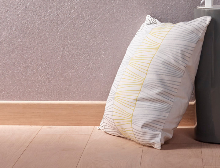 Parquet et plinthes bois clair avec coussin devant