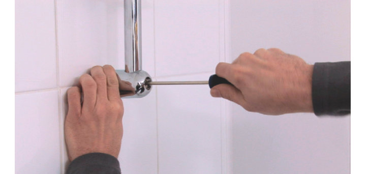 Comment installer un receveur et des parois de douche ?