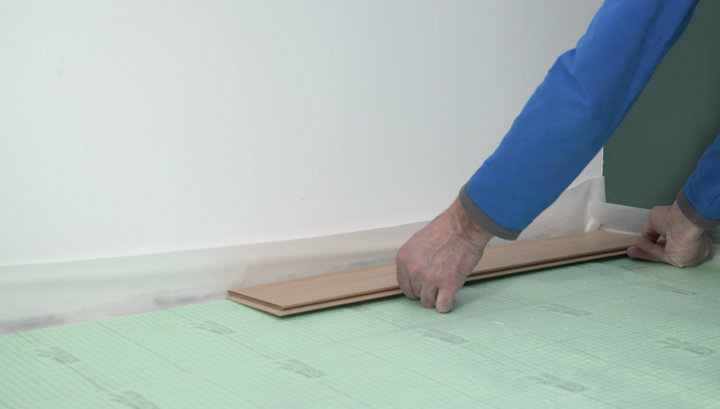 Étape 2 : Poser les lames de parquet