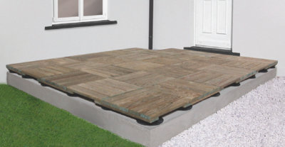Installer une terrasse en caillebotis sur plots
