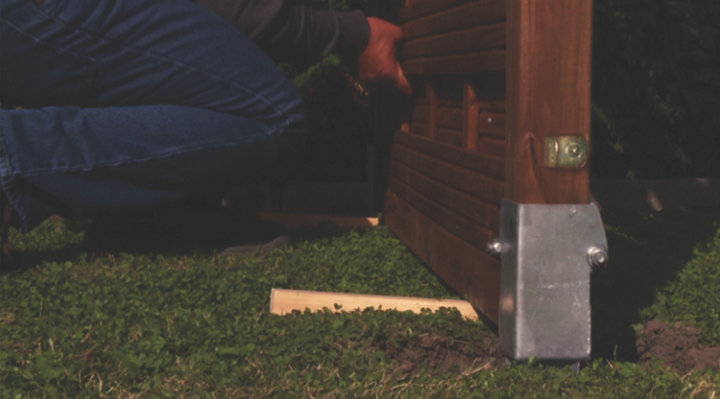 Comment poser une clôture avec des panneaux prémontés en bois ?