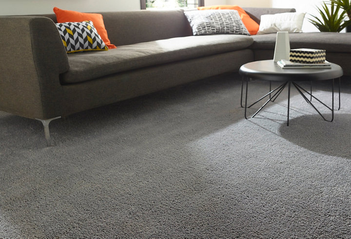 Moquette grise avec canapé
