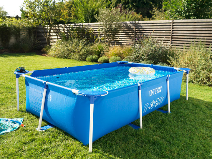 Une piscine hors sol en bois dans le jardin d'une maison individuelle