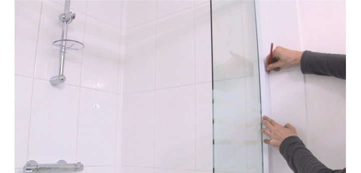 Comment installer un receveur et des parois de douche ?