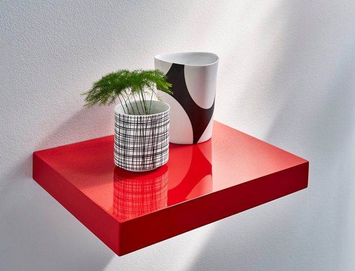 tablette murale rouge vif avec déco dessus
