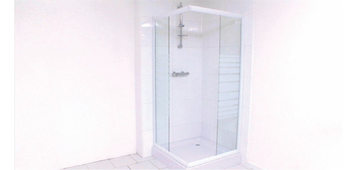 Comment installer un receveur et des parois de douche ?