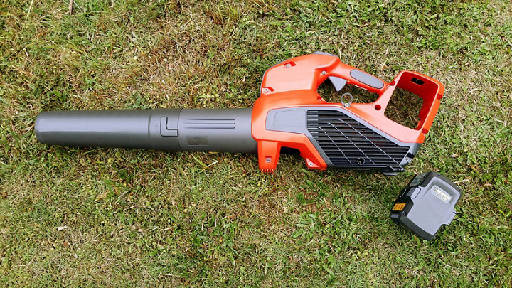 Aspirateur souffleur sur batterie dans l'herbe