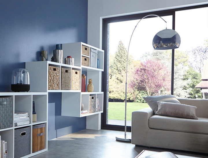 salon avec canapé, lampe et étagères blanche et déco