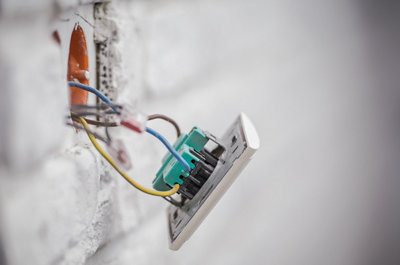 Lors de vos travaux, neufs ou de rénovation, vous serez surement amené à installer des prises électriques dans votre maison et votre cuisine.