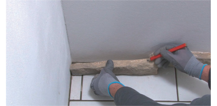 traçage repère sur une plaquette d eparement près d'un mur
