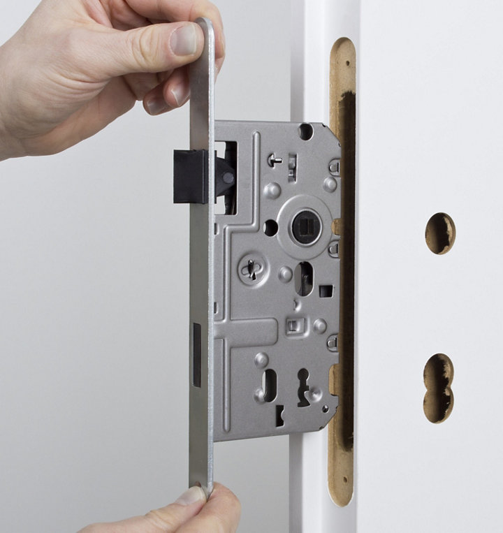 Personne qui insère une serrure sans une porte