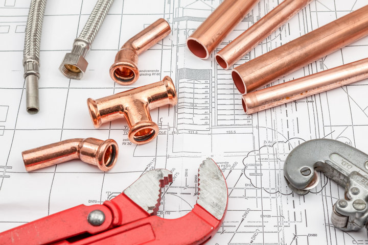 Des raccords à souder et des tubes en cuivre