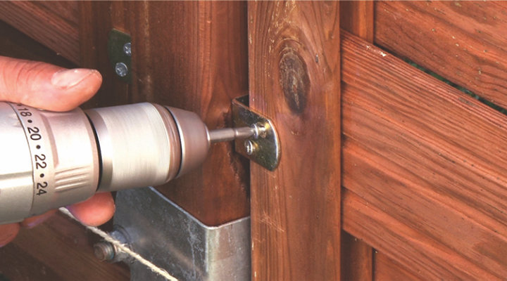 Comment poser une clôture avec des panneaux prémontés en bois ?