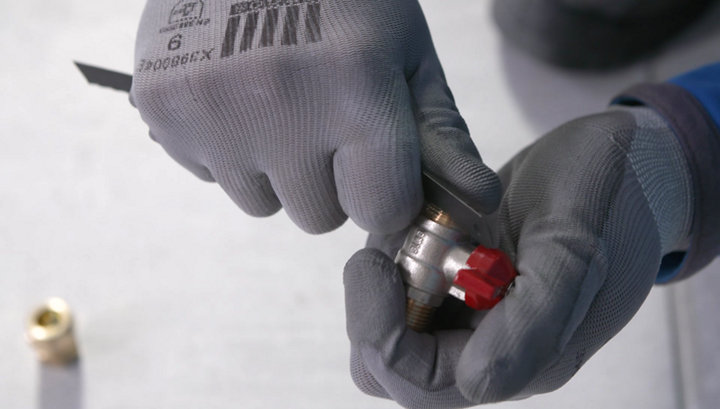 Installer de la filasse sur le robinet d'arrêt