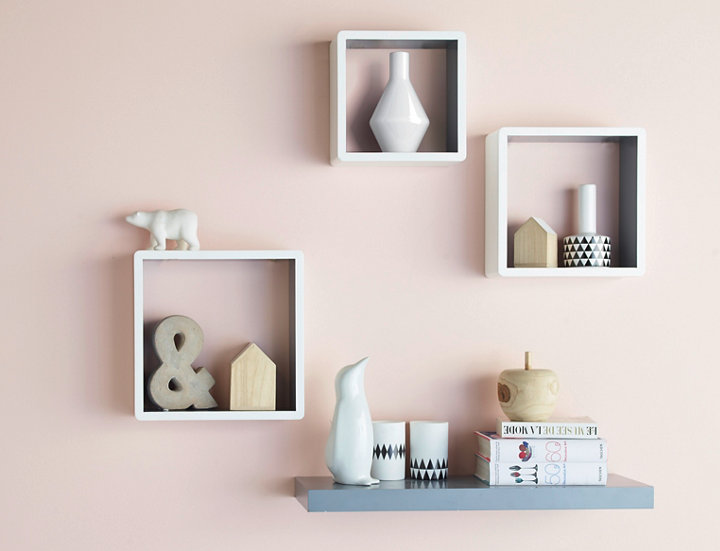 3 cubes et 1 tablette murale avec objets de déco