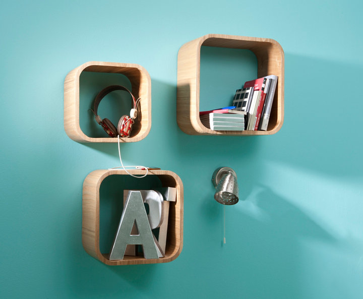 3 cubes sur mur bleu turquoise et déco à l'intérieur