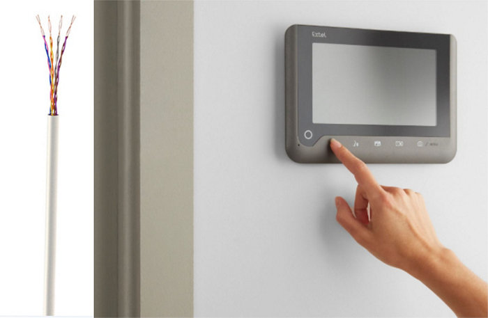 Câble téléphone à gauche et tablette sur mur