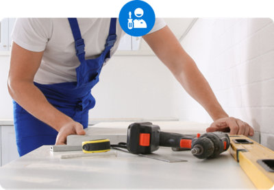 Homme travaillant sur un plan de travail avec des outils