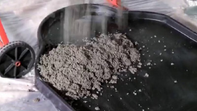 Versez du béton dans le bac à gâcher.​