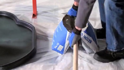 Tirez ensuite sur le manche de la pelle : le sac est ouvert proprement.​