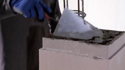 Continuer à combler le pilier avec le mortier.​