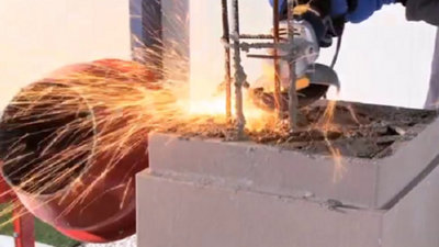 Puis, pour le dernier élément, coupez le chaînage de la structure métallique à la meuleuse.​