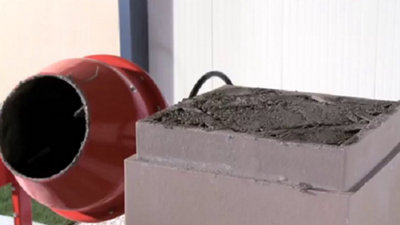 Vous pouvez ensuite terminer le remplissage du pilier avec du mortier.​