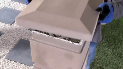Une fois le temps de séchage du béton écoulé, vous pouvez coller les chapeaux de piliers avec le mastic colle pour assurer le scellement entre le chaque chapeau et son poteau.​